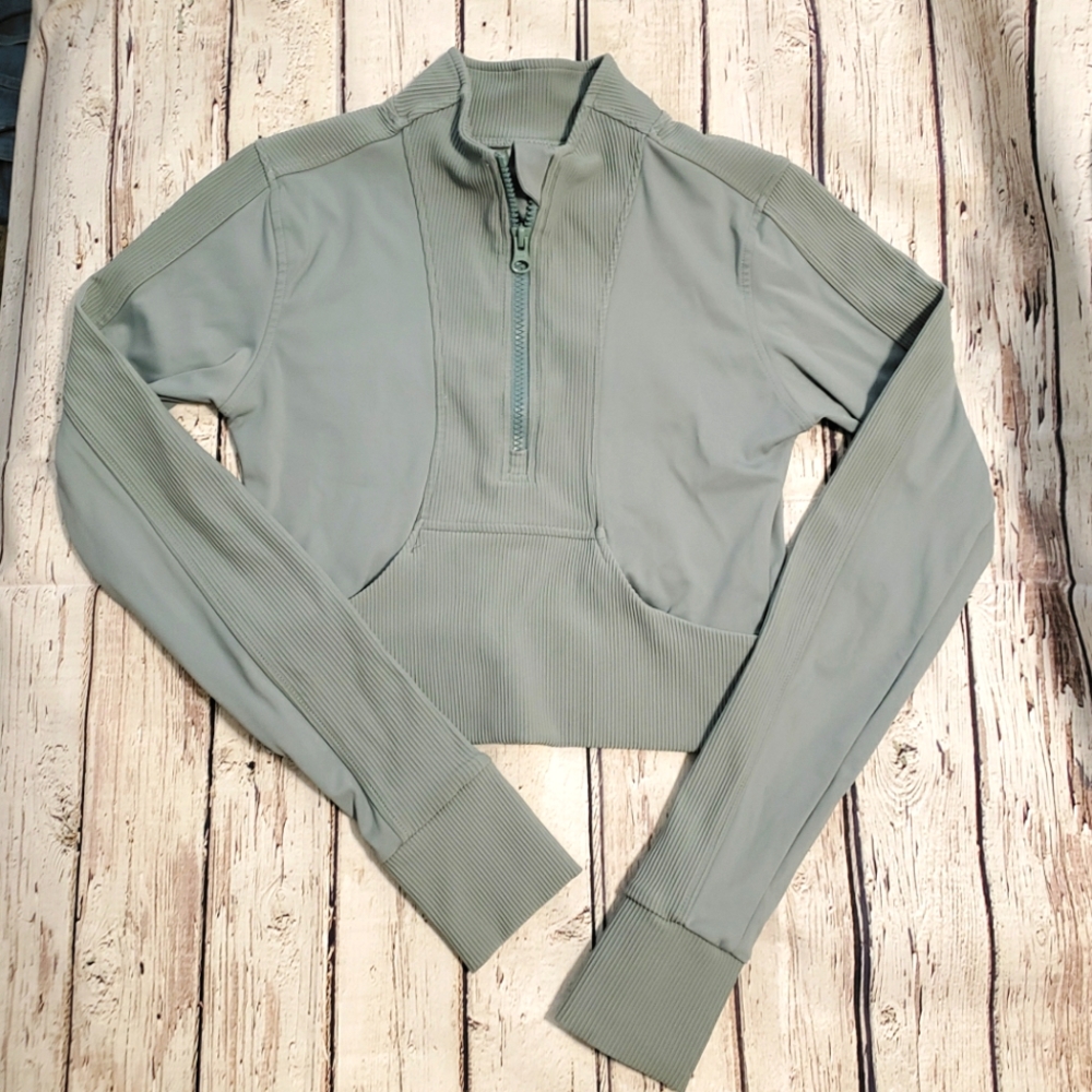Sage green active athletic mock neck half zip crop top size extra small/small
